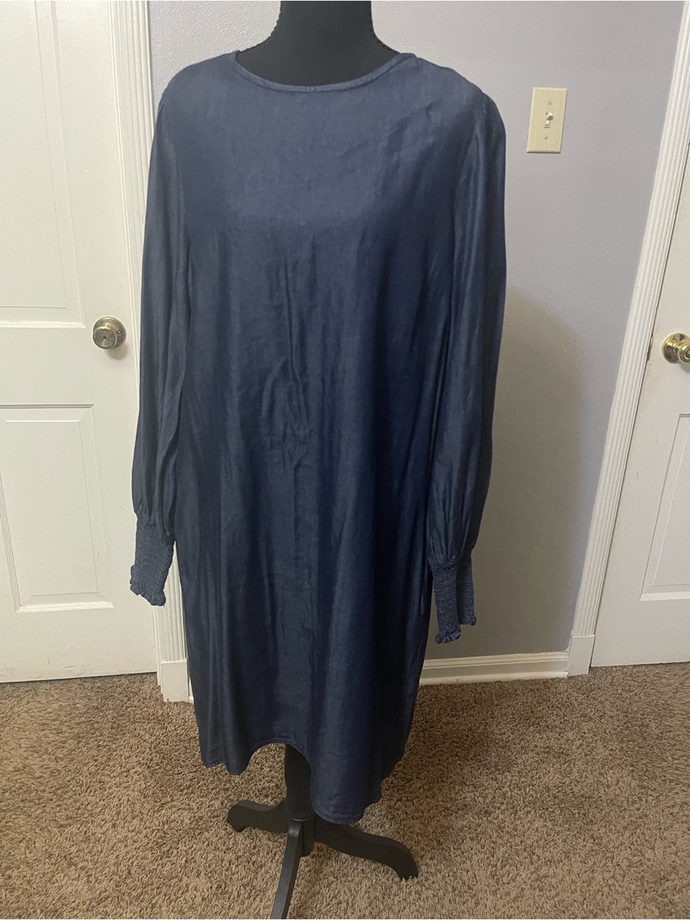 Denim sheath dress with gathering at the wrist